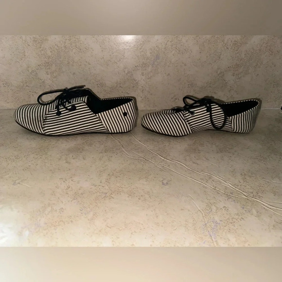 VOLCOM Soul Mates Flats Womens Sz 6 Slip-On Loafer Sneaker Black & white stripes - Picture 3 of 6